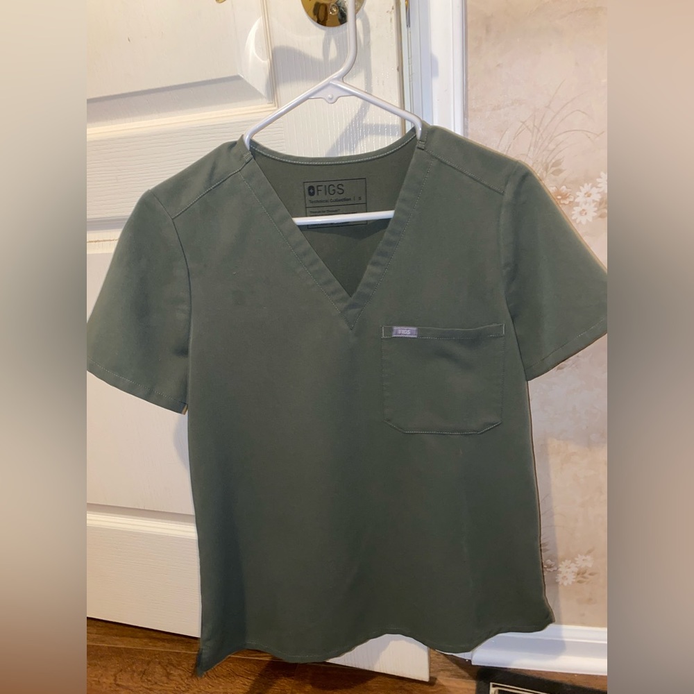 MOSS GREEN FIGS SCRUB TOP